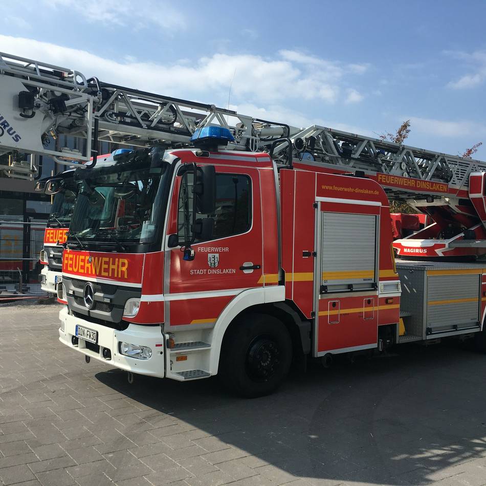 An Gesundheitszentrum in Dinslaken: Brand auf Balkon – Feuerwehr rechnet zunächst mit Schlimmerem