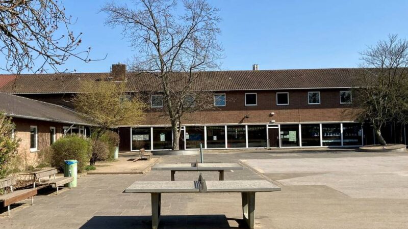 „Keine Hinweise auf konkrete Gefahr“: Mögliche Amok-Drohung auf Toilette an Neusser Grundschule