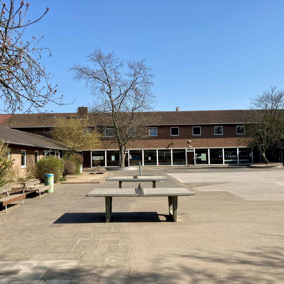 „Keine Hinweise auf konkrete Gefahr“: Mögliche Amok-Drohung auf Toilette an Neusser Grundschule