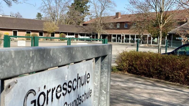 Sicherheitskonzepte in Neuss: Diskussion um „Elternwacht“ nach Drohungen an Schulen