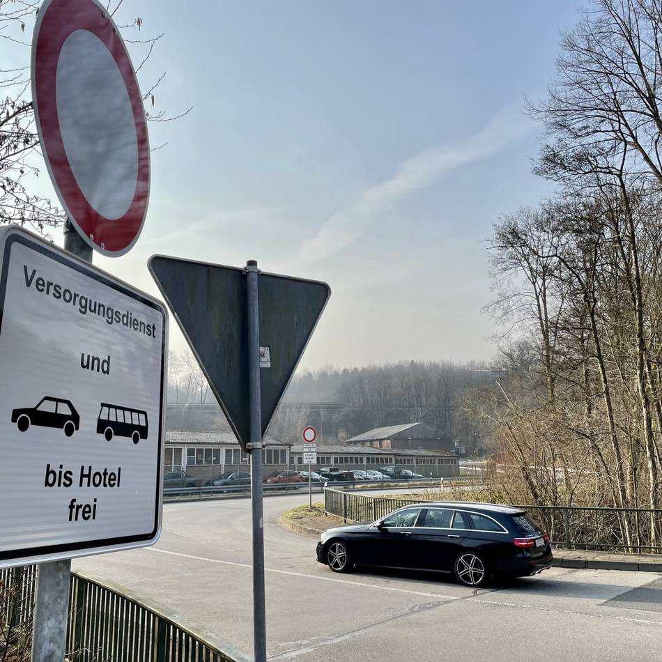 A1-Raststätte Remscheid: Die Beschilderung erfordert genaues Hinschauen