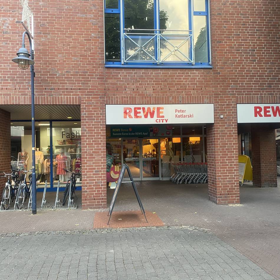 Räuberischer Diebstahl in Meerbusch: Tatverdächtige verletzen 18-jährigen Rewe-Kassierer auf der Flucht