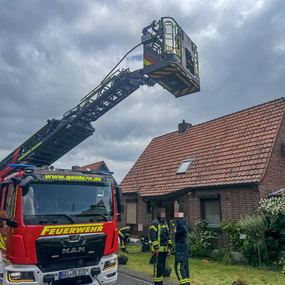 Gewitter in Geldern: Blitz schlägt in Haus ein – Bewohnerin und ein Kind retten sich ins Freie