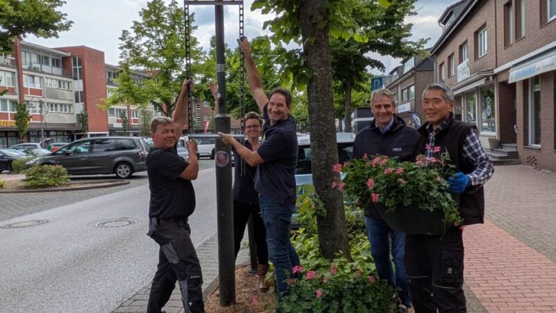 Lintorfer Werbegemeinschaft: Blumenampeln für mehr Farbe auf der Speestraße