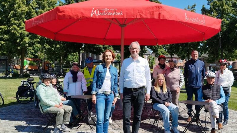 Treffpunkt unter freiem Himmel: Roter Sonnenschirm wertet Friedensplatz in Wachtendonk auf