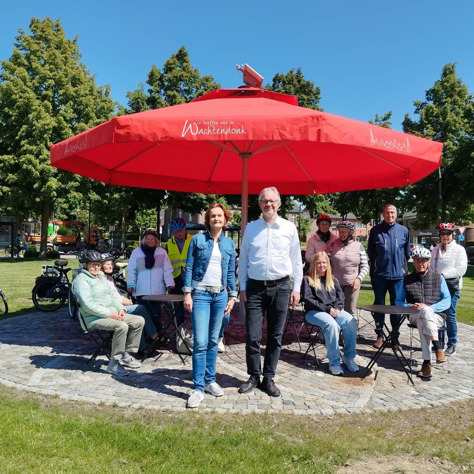 Treffpunkt unter freiem Himmel: Roter Sonnenschirm wertet Friedensplatz in Wachtendonk auf