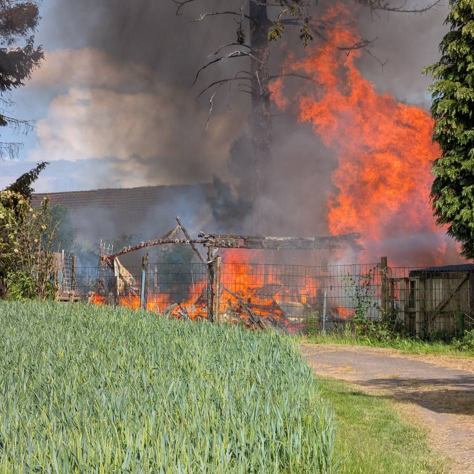 Feuerwehr Erkelenz: Feuer in Kaulhausen greift auf drei Gärten über