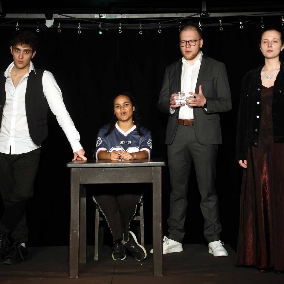 Junges Theater Leverkusen: Die Mörder sind unter uns