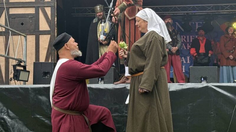 „Mein, Schatz, möchtest Du …“: Siegfriedspektakel beginnt mit einem Heiratsantrag