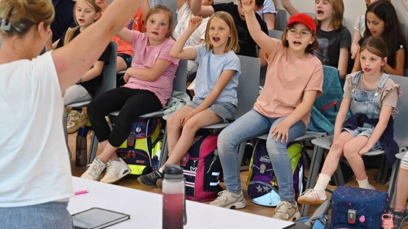 Hückeswagener Löwen-Schulchor probt für Sommermusical: Löwen-starkes Abenteuer durch den menschlichen Körper