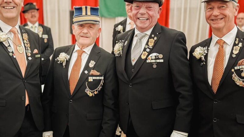 Seltene Ehrung beim Oberstehrenabend: Further Schützen würdigen Jahrzehnte der Treue