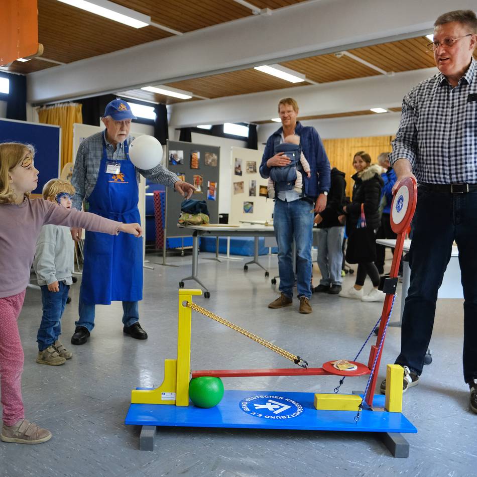 Tag der offenen Tür im Mehrgenerationenhaus Mettmann: Die Sache mit der Schokokussweitwurfmaschine