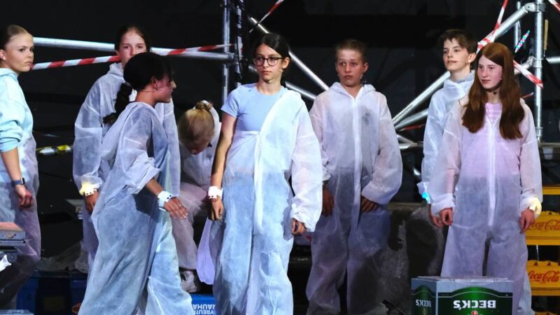 Eindrucksvolles Theater in Mettmann: Die Masse strebt nach dem gelben Status