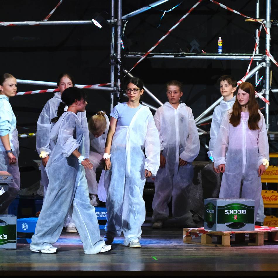 Eindrucksvolles Theater in Mettmann: Die Masse strebt nach dem gelben Status