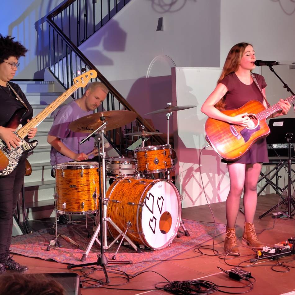 Hückeswagenerin spielt Konzert im Kultur-Haus Zach in Hückeswagen: Melancholischer Musik-Abend mit Lorain