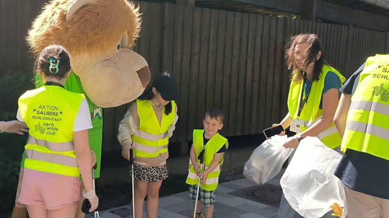 Bergische Wanderwoche in Hückeswagen: Kinder sammeln Müll mit Löwe „Hücki“