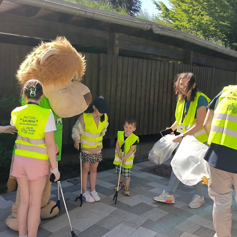 Bergische Wanderwoche in Hückeswagen: Kinder sammeln Müll mit Löwe „Hücki“