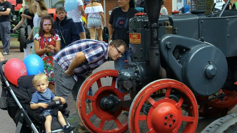 Oldtimer-Traktoren in Sonsbeck: Treckerfreunde Niederrhein kommen zum Brunnenmarkt
