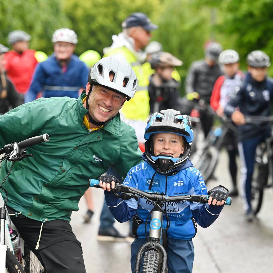 Beliebte Sportveranstaltung in Radevormwald: Vater und Sohn trotzen dem Regen beim Volksradfahren