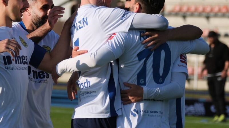 Abendspiel in der Fußball-Oberliga: Frühe Elfmeter ebnen Ratingen 04/19 den Weg zum Sieg