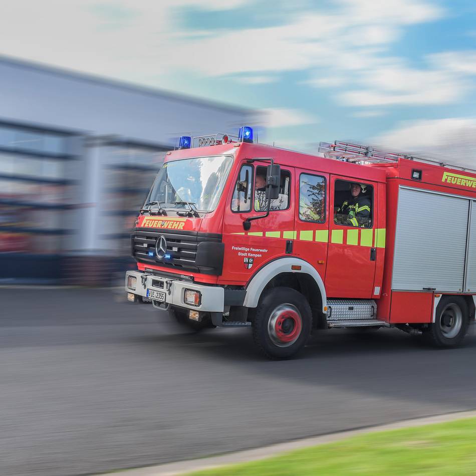 Feuerwehr im Einsatz: Autos brennen in Kempen – Polizei sucht Zeugen