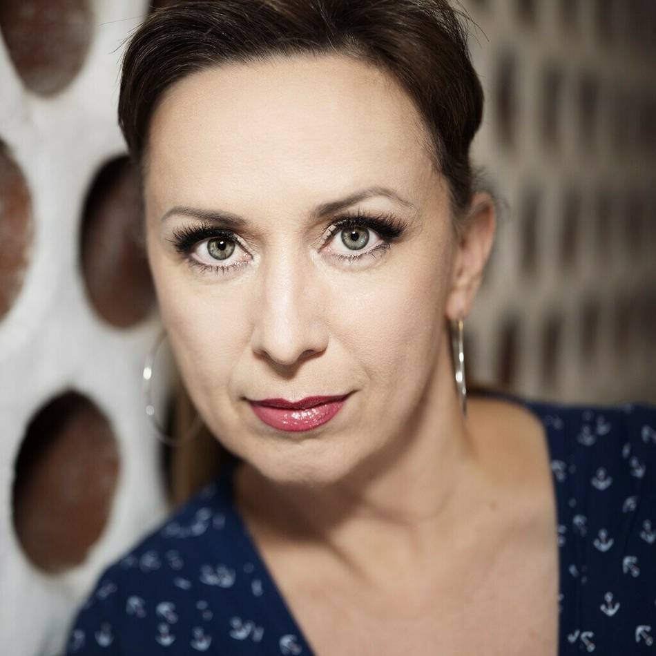 Martina Brandl in der Kattwinkelschen Fabrik in Wermelskirchen: Humorvolle Texte und ganz viel Musik mit der Ukulele