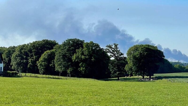 Feuerwehr im Großeinsatz: Großbrand in Erkrath – Rauchsäule auch in Solingen sichtbar