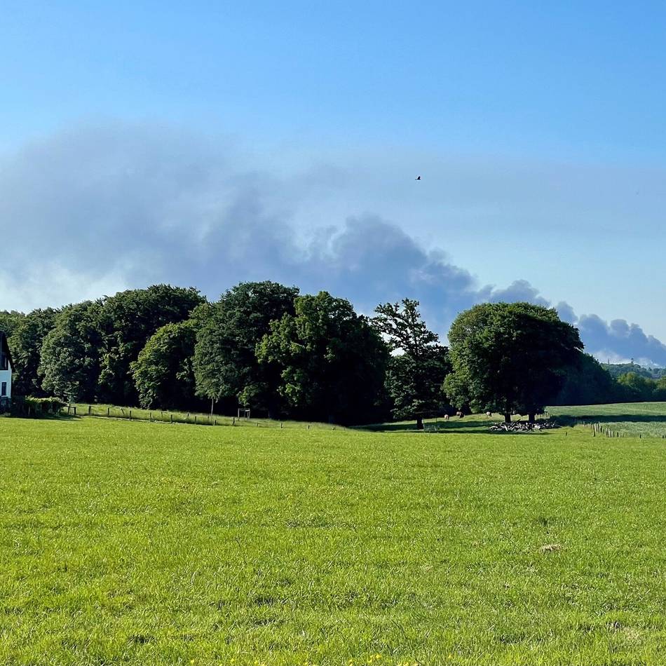 Feuerwehr im Großeinsatz: Großbrand in Erkrath – Rauchsäule auch in Solingen sichtbar