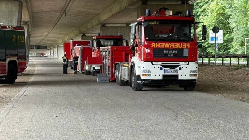 Feuerwehreinsatz in Mönchengladbach: Lkw verliert Gefahrstoff in Flughafennähe