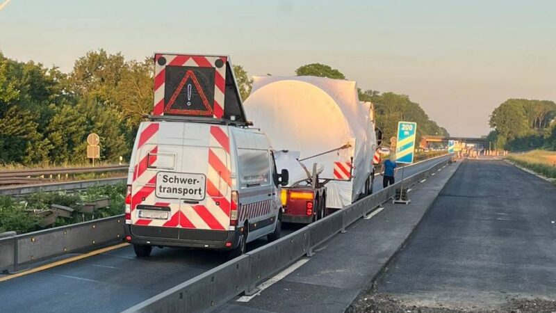 Stau bei Grevenbroich und Jüchen: Schwertransport blieb in Baustelle stecken – A46 über Stunden verstopft
