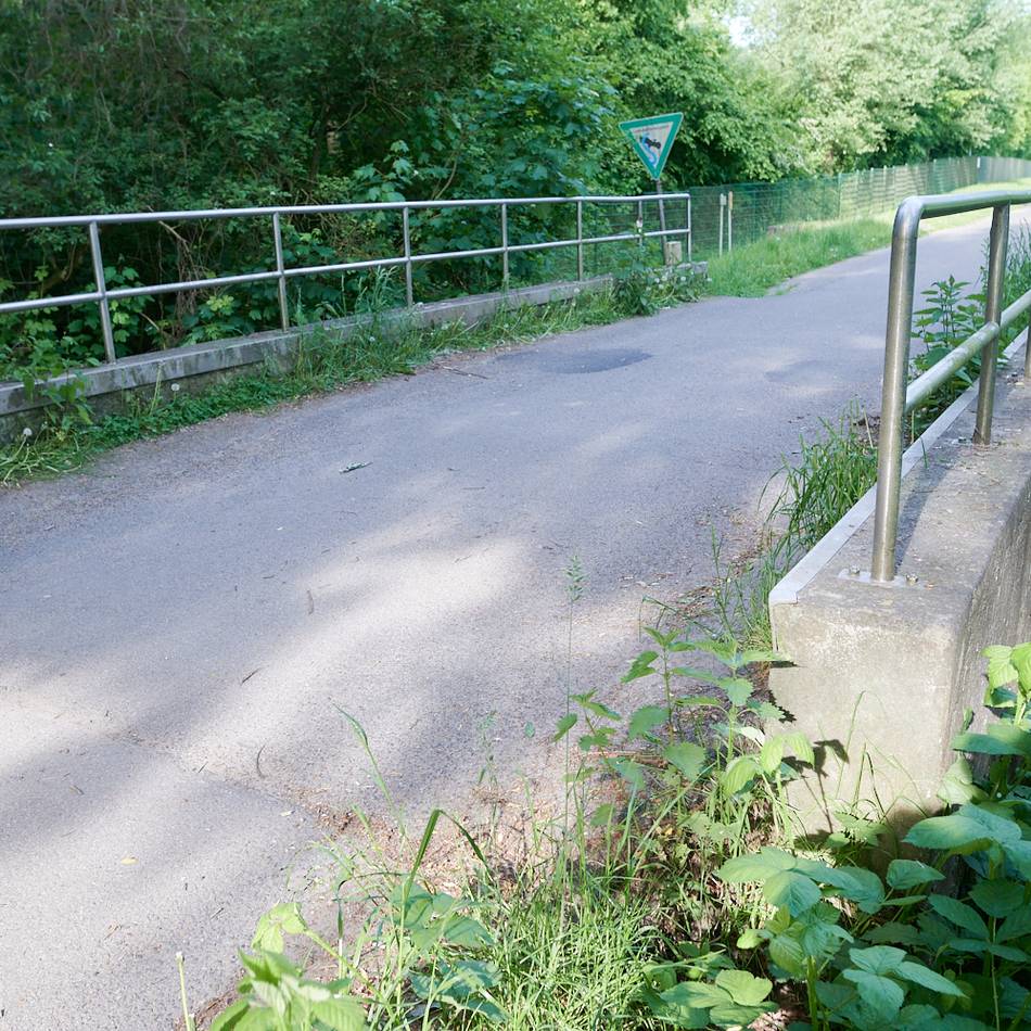 Durchflussrohr statt Brückenneubau in Dormagen: Brücke über den Norfbach wird abgerissen