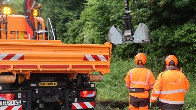 Fixheider Straße in Leverkusen: Verstopfter Gully sorgt für Stau