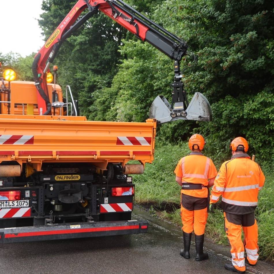 Fixheider Straße in Leverkusen: Verstopfter Gully sorgt für Stau