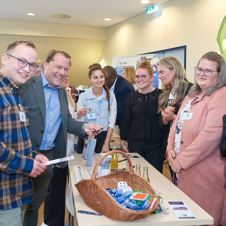 Hunderte Besucherinnen und Besucher nutzten die Chance: Berufsstart mit Perspektive: Zweite Azubi-Messe im Ratssaal