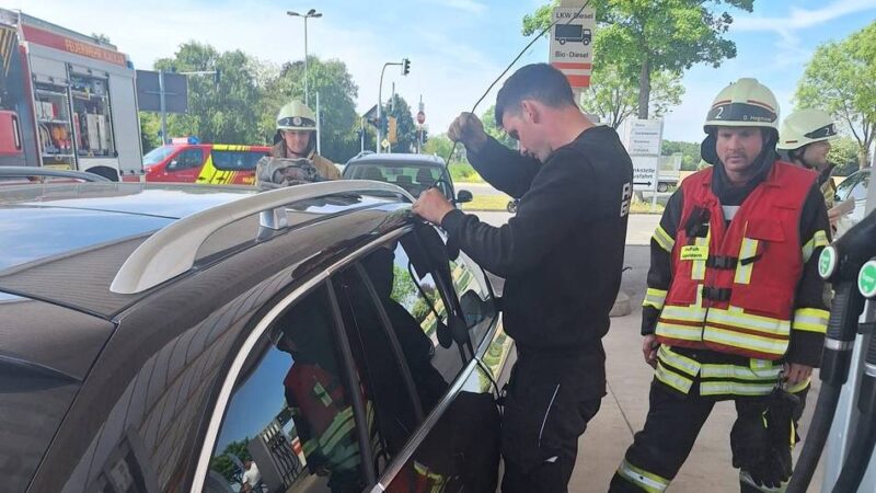 Einsatz an Tankstelle in Appeldorn: Einjähriges Mädchen in Auto eingeschlossen – Feuerwehr und Kfz-Meister leisten Hilfe