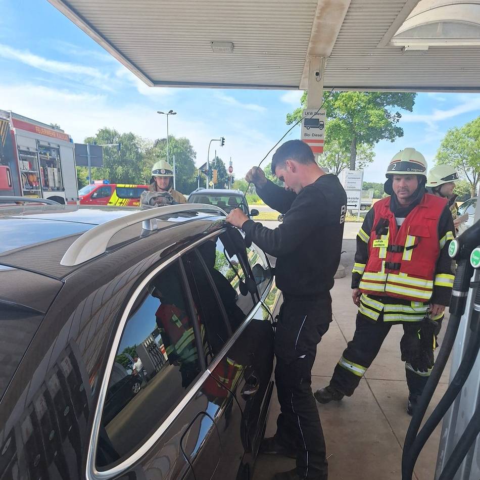 Einsatz an Tankstelle in Appeldorn: Einjähriges Mädchen in Auto eingeschlossen – Feuerwehr und Kfz-Meister leisten Hilfe
