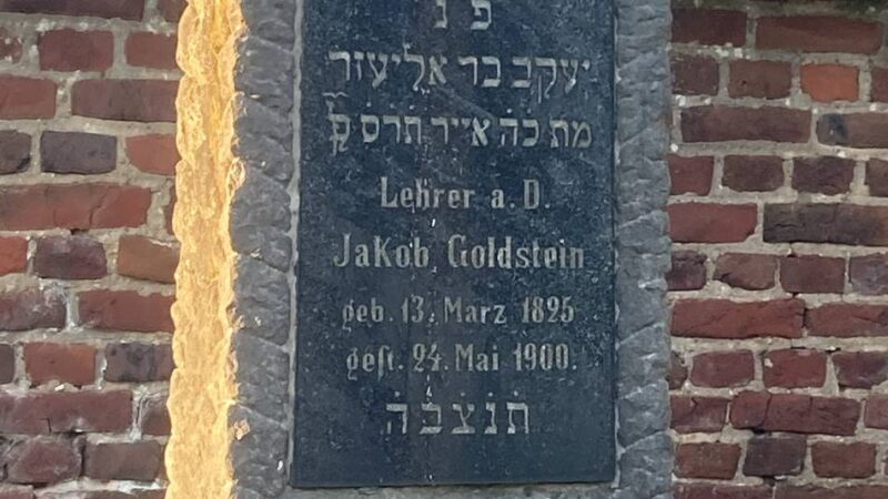 Erinnerung an Jakob Goldstein aus Grevenbroich: Gedenken mit Abordnung der Roten Funken auf jüdischem Friedhof