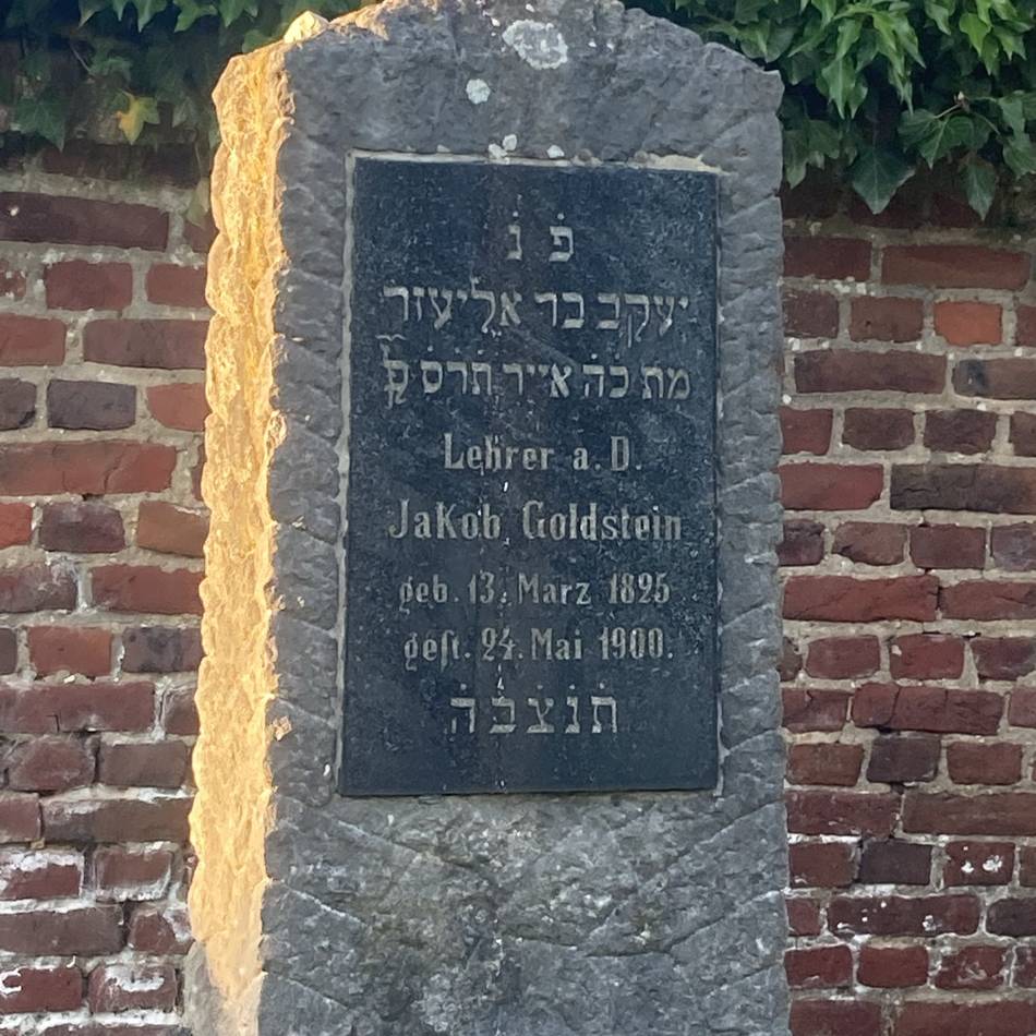 Erinnerung an Jakob Goldstein aus Grevenbroich: Gedenken mit Abordnung der Roten Funken auf jüdischem Friedhof
