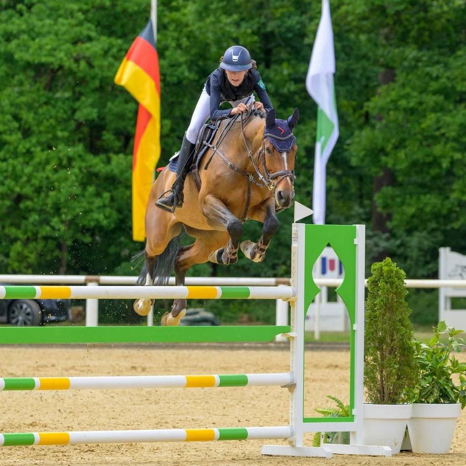 Großer Erfolg für 14-jährige Springreiterin: Johanna Hell holt Silber in Warendorf – und wird in Nationenpreis-Kader berufen