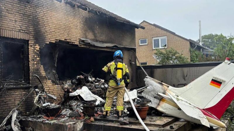 Maschine stürzt auf Wohnhaus: Zwei Menschen sterben bei Flugzeugabsturz in Kleinenbroich