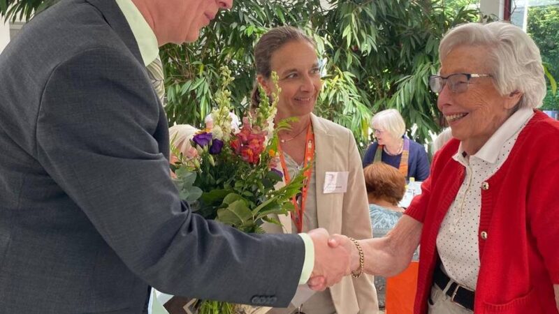 Schullandschaft in Hilden: 95-Jährige besucht Klassentreffen von Theresienschule