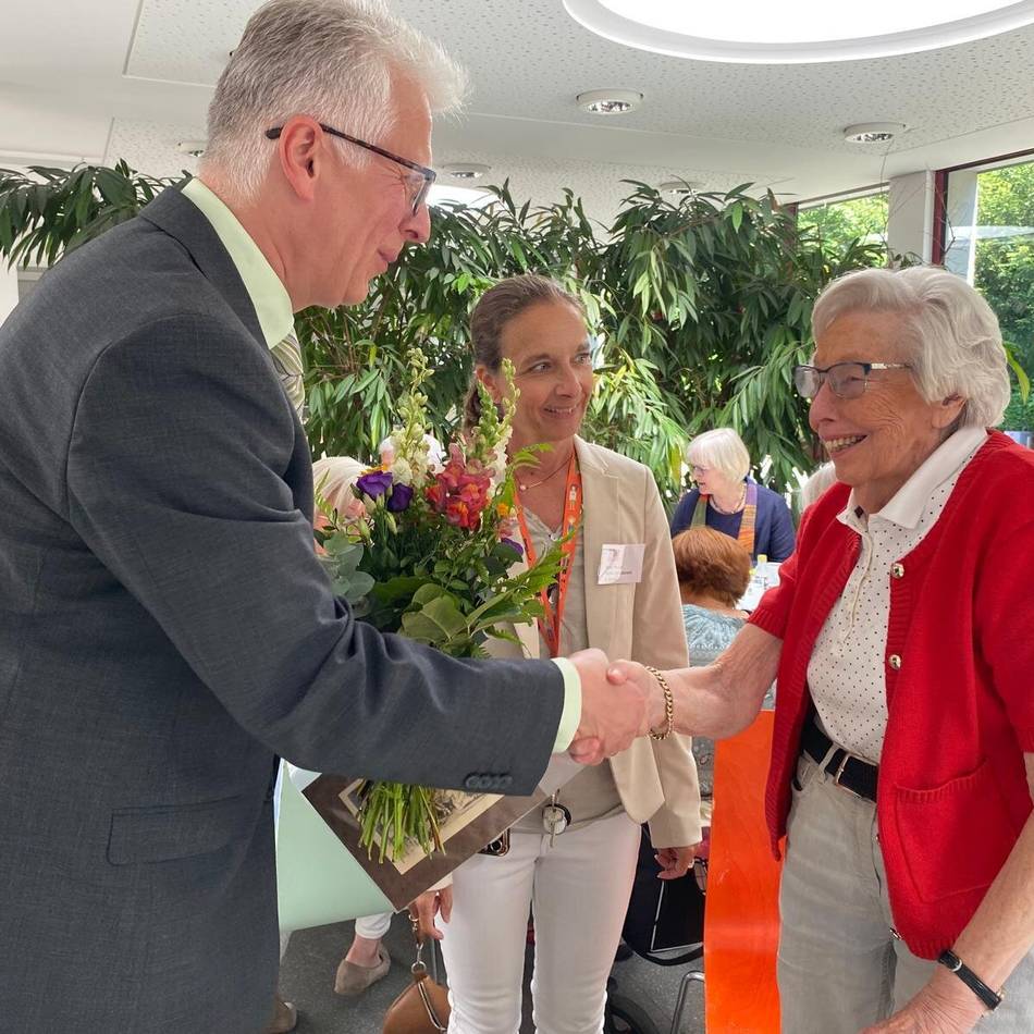 Schullandschaft in Hilden: 95-Jährige besucht Klassentreffen von Theresienschule