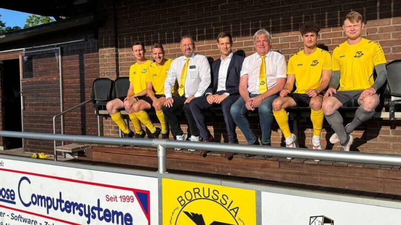 Attraktivität des Sportgeländes gesteigert: Neue Tribünensitze für den SV Borussia Veen
