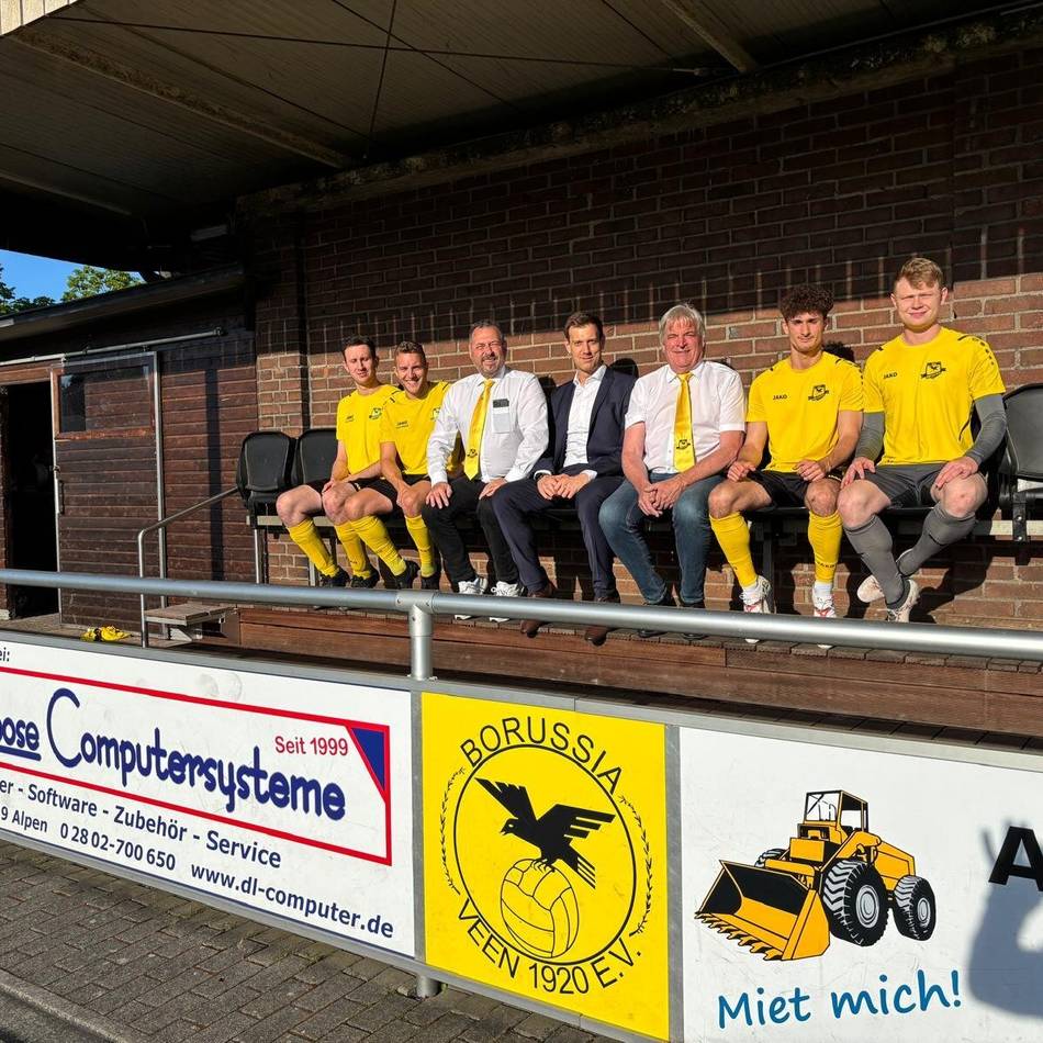 Attraktivität des Sportgeländes gesteigert: Neue Tribünensitze für den SV Borussia Veen