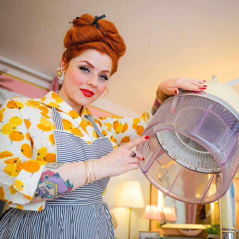 Retro-Friseursalon in Düsseldorf: Kitty Steiner lebt wie in den 60er-Jahren