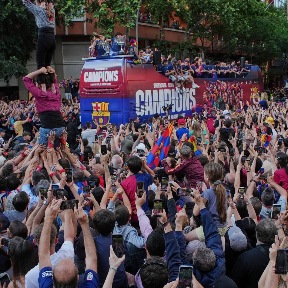 28. Liga-Titel: Barças Meisterteam im offenen Bus von Tausenden gefeiert