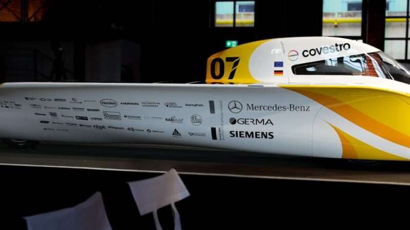 Covestro unterstützt Zukunftsprojekt: Mit dem Solar-Rennwagen durch das Outback