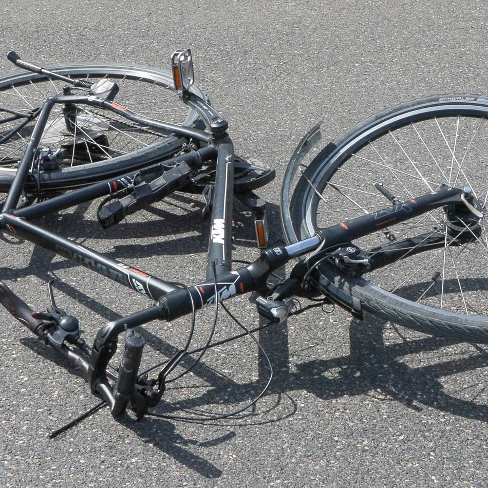 Unfall in Straelen: Zwei Radfahrer stoßen zusammen – einer verletzt sich schwer, der andere flüchtet