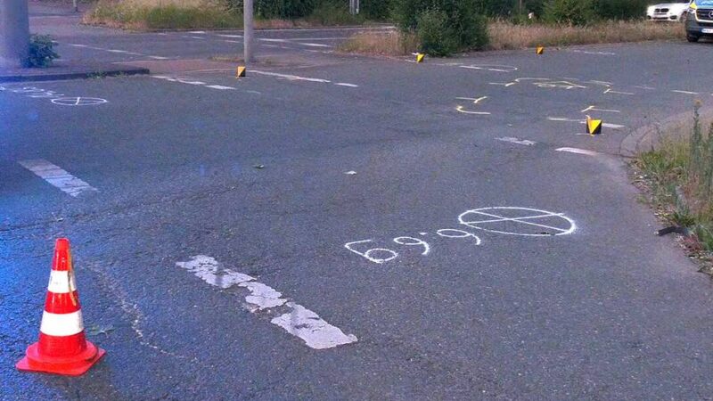 Unfall in Duisburg: E-Bike-Fahrer stößt mit Lieferfahrzeug zusammen und verletzt sich schwer