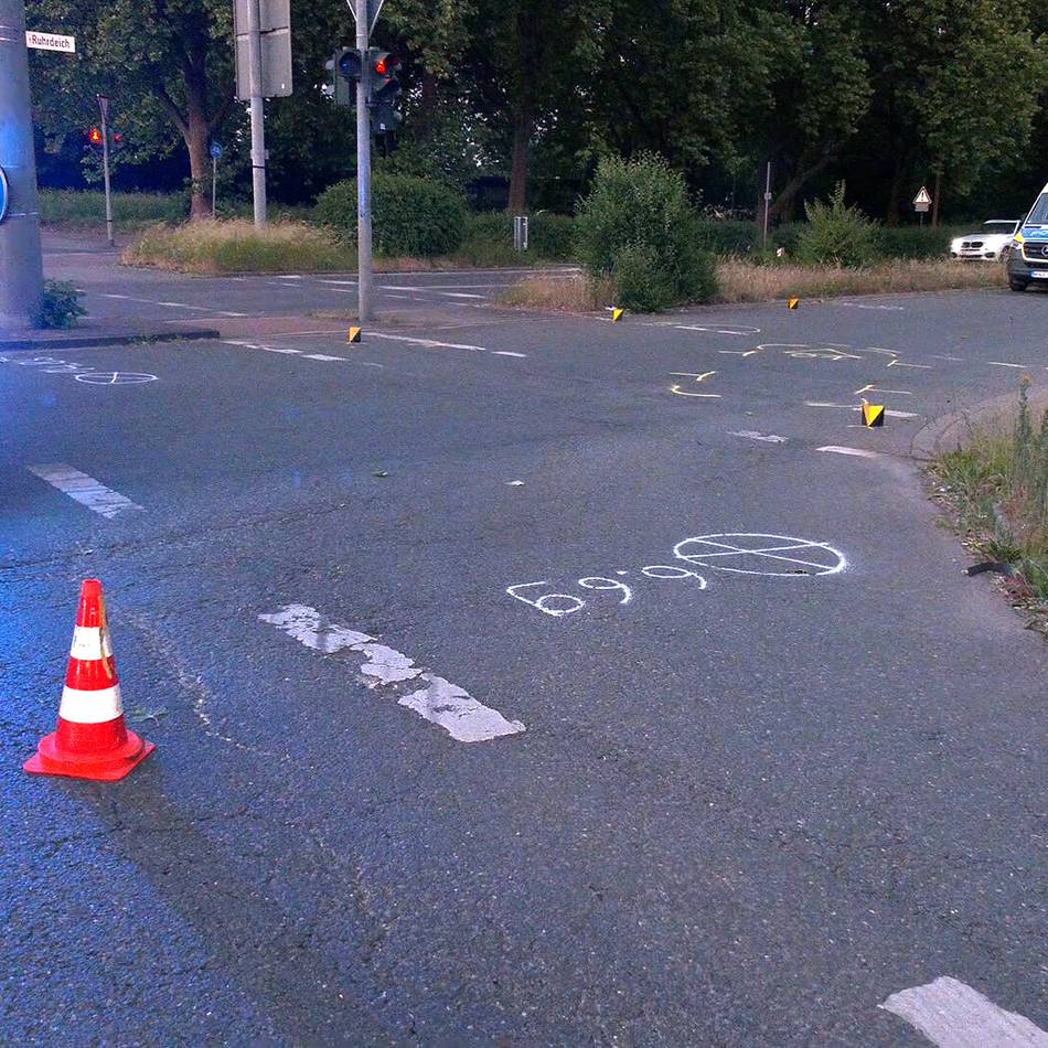 Unfall in Duisburg: E-Bike-Fahrer stößt mit Lieferfahrzeug zusammen und verletzt sich schwer